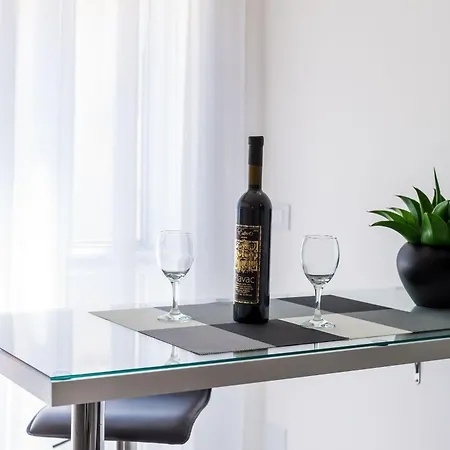 Apartman Lea *